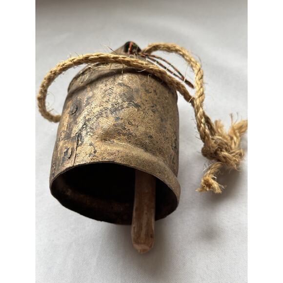 Vintage Hand Made Iron Cow Bell W/ Wooden Clapper Old Primitive Antique 6in Tall - Picture 6 of 7